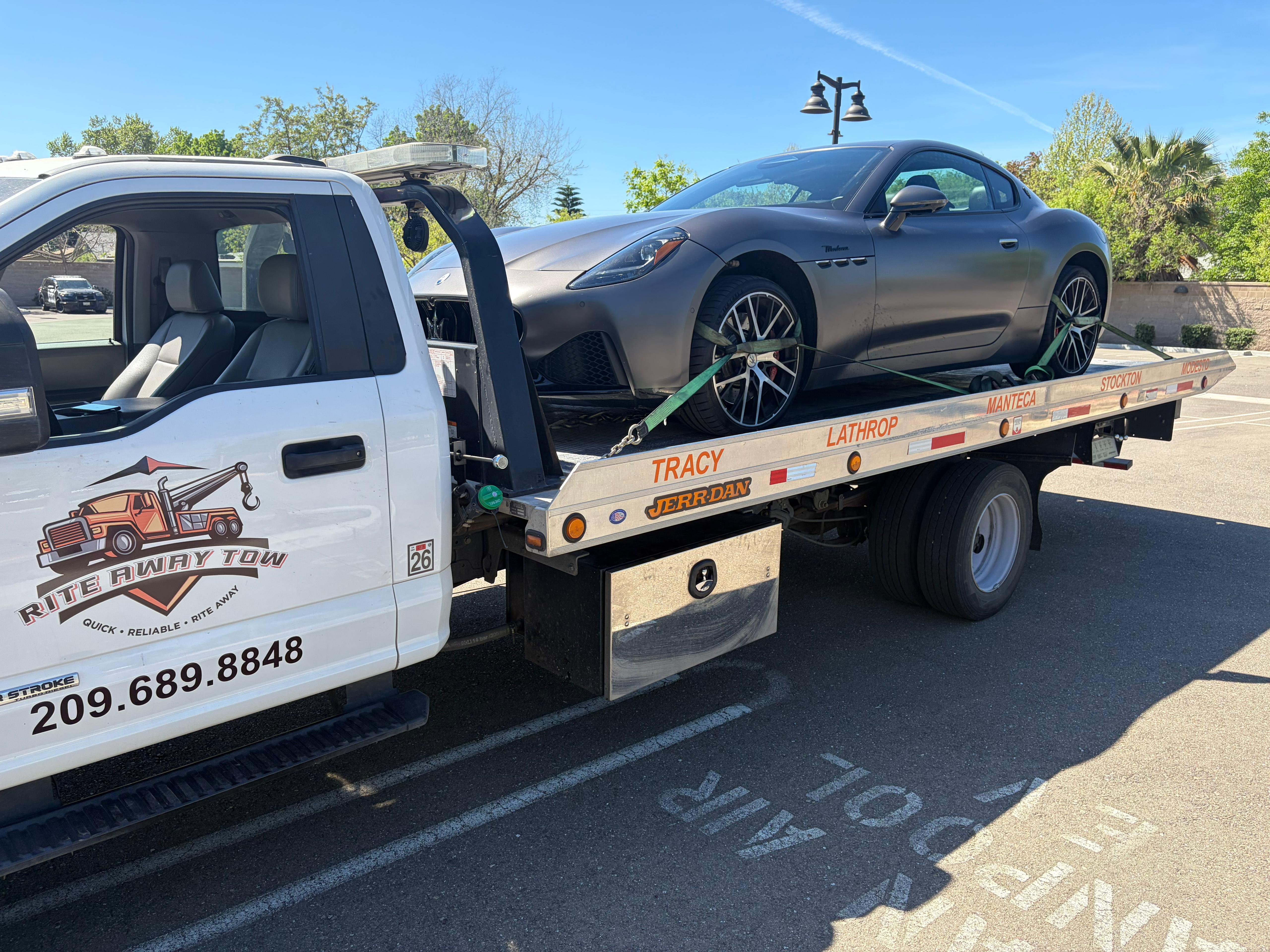 Rite Away Tow truck and crew photo #32