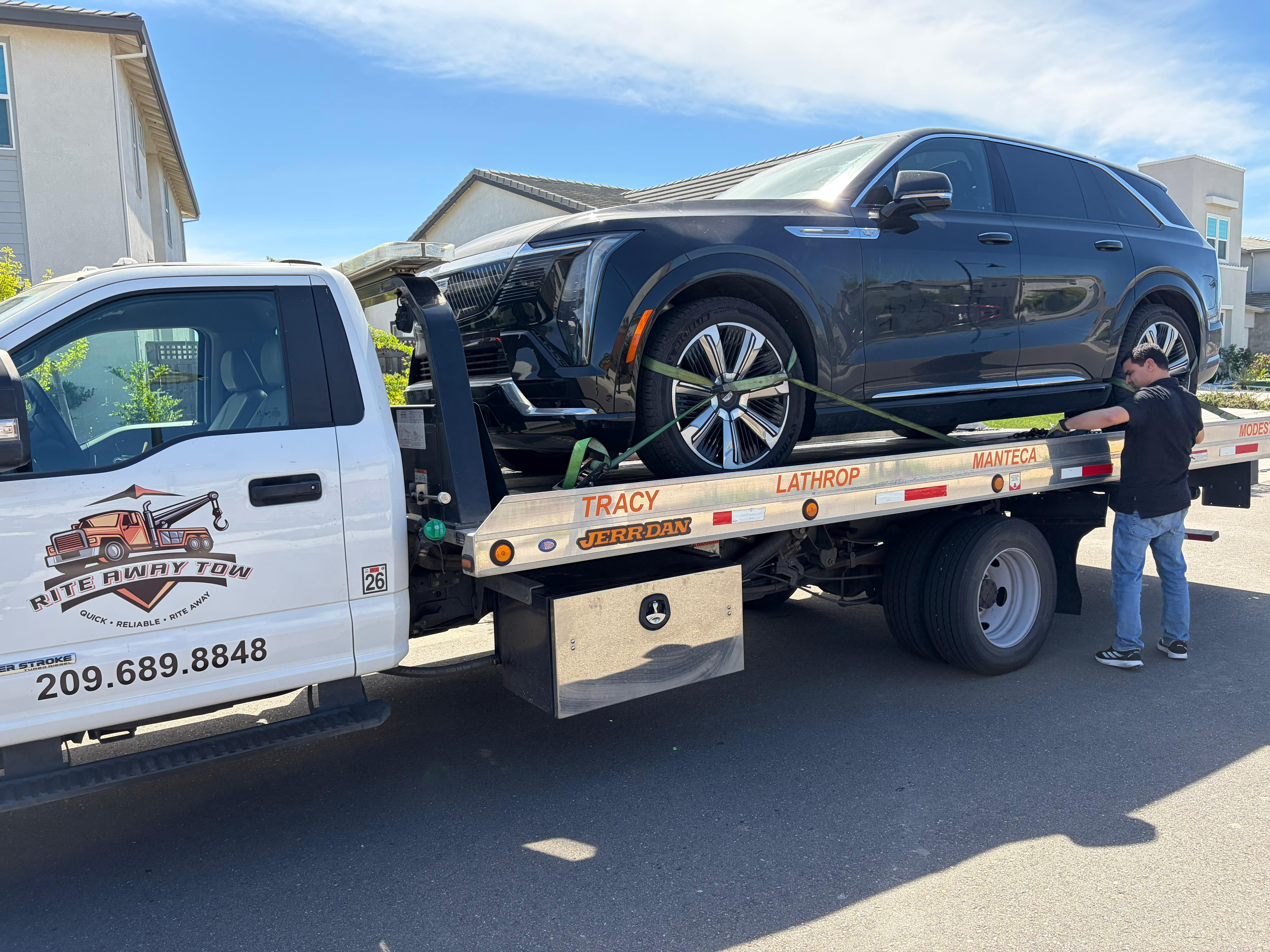 Rite Away Tow truck and crew photo #34