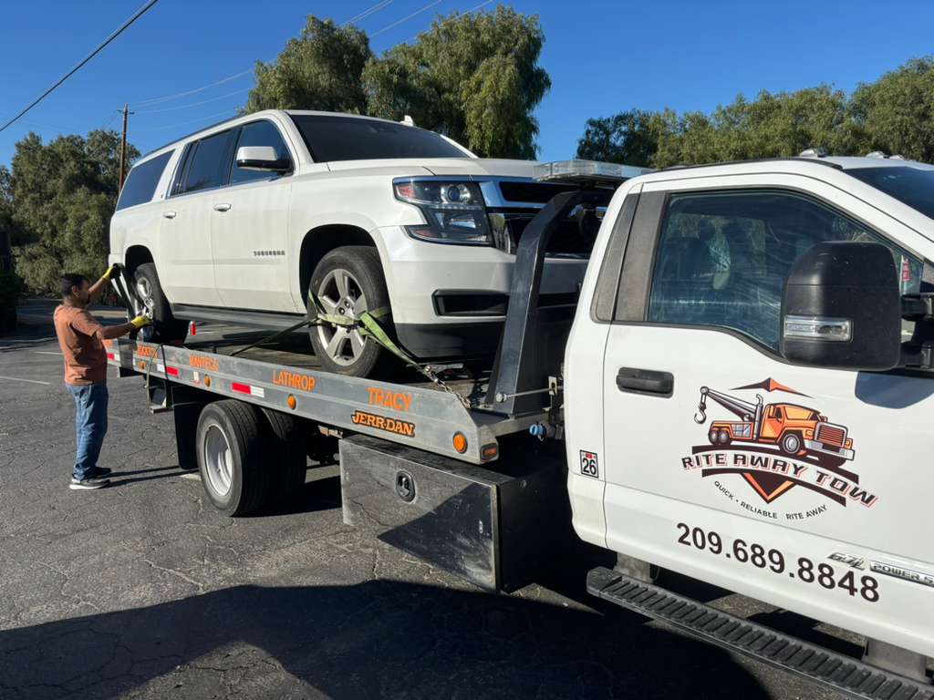 Rite Away Tow truck and crew photo #88