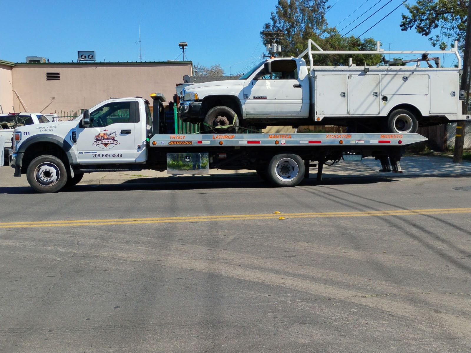 Rite Away Tow truck and crew photo #63