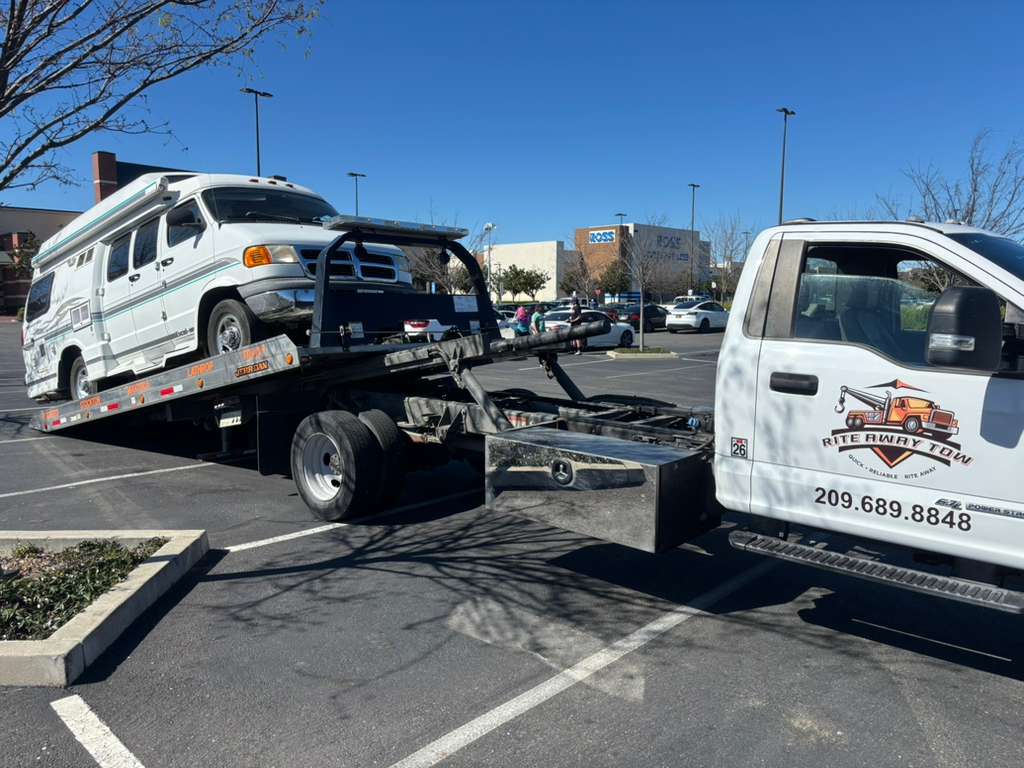 Rite Away Tow truck and crew photo #29