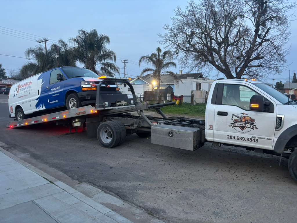 Rite Away Tow truck and crew photo #17