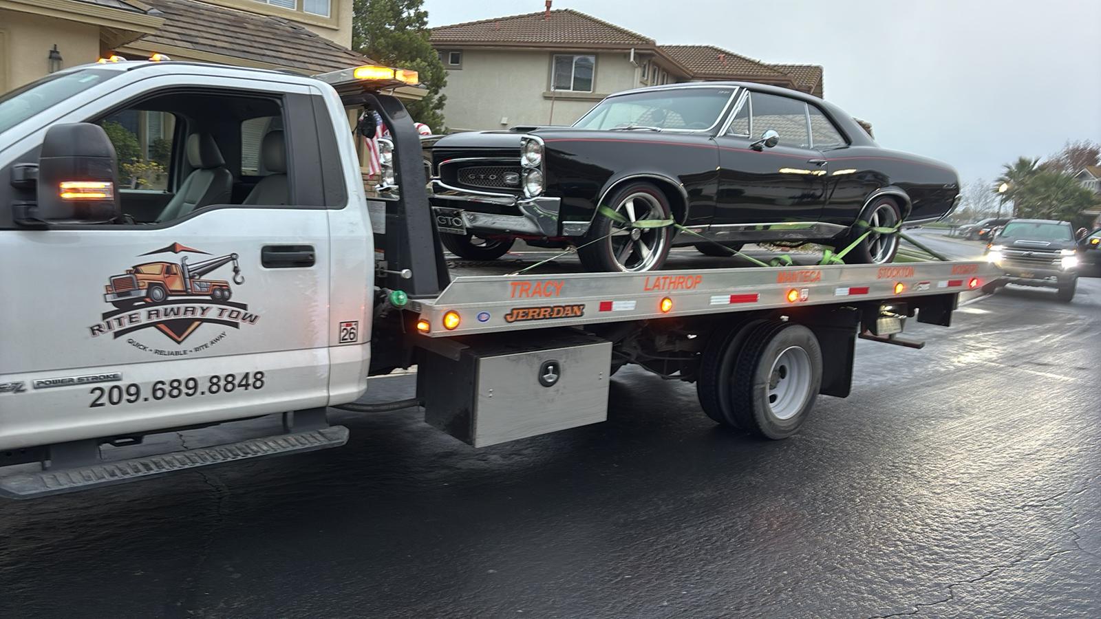 Rite Away Tow truck and crew photo #49