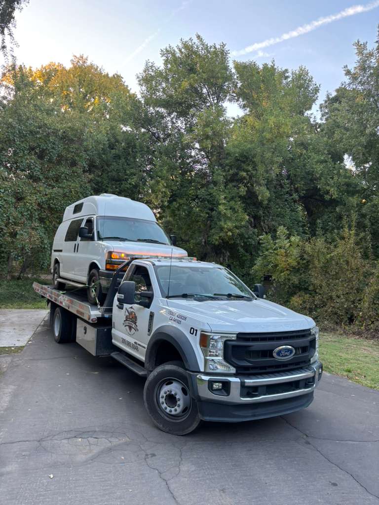 Rite Away Tow truck and crew photo #13