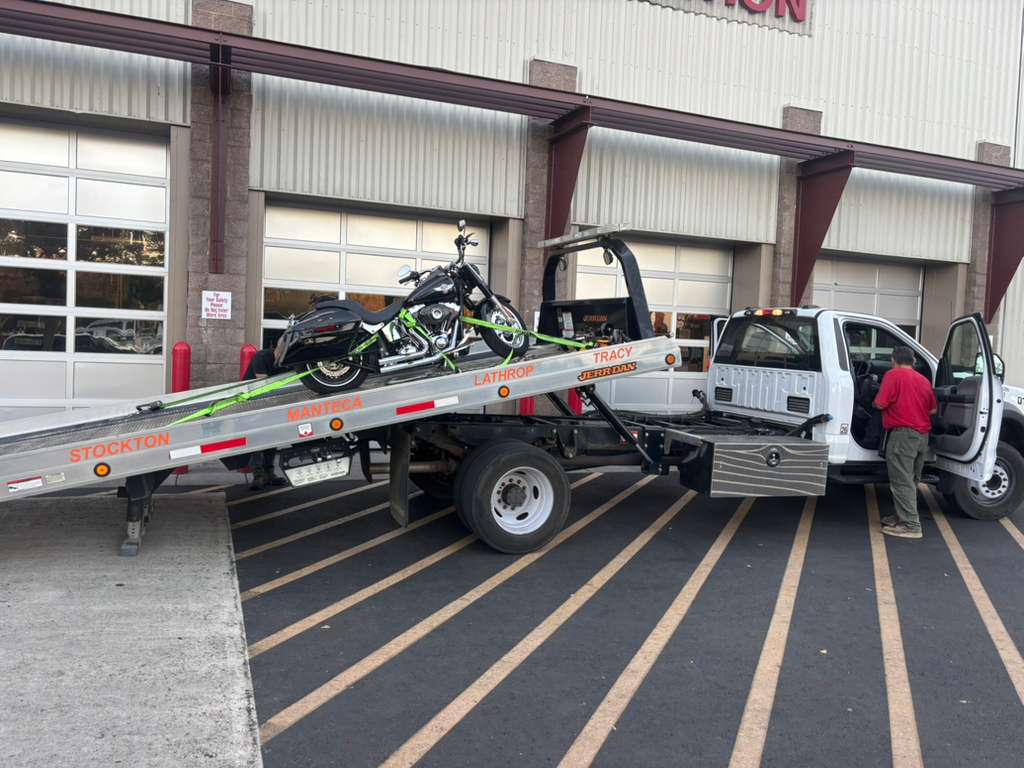 Rite Away Tow truck and crew photo #99