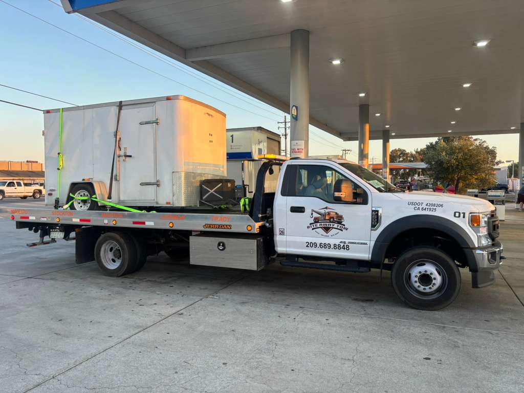 Rite Away Tow truck and crew photo #9