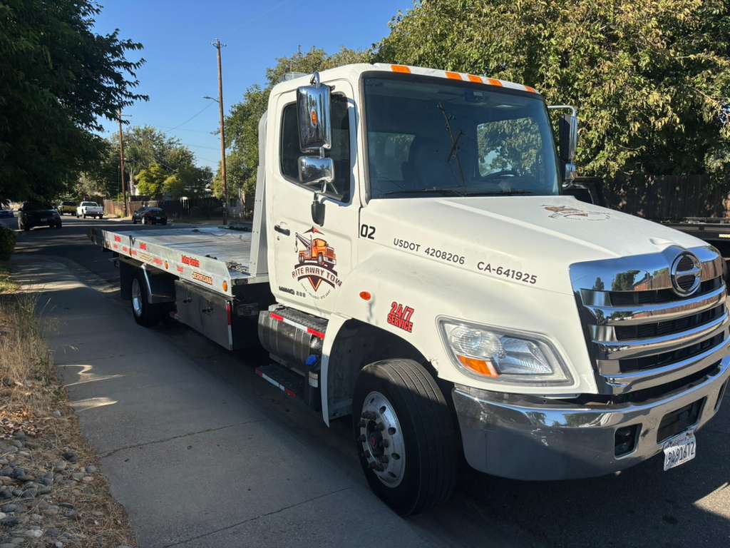 Rite Away Tow truck and crew photo #100