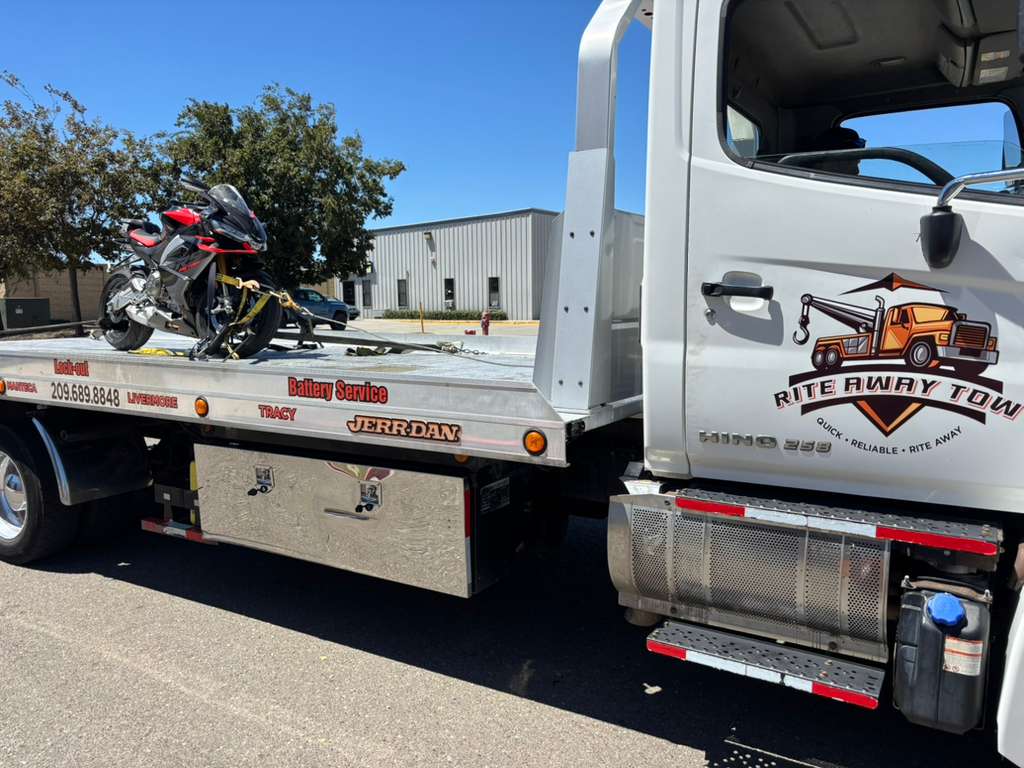 Rite Away Tow truck and crew photo #106