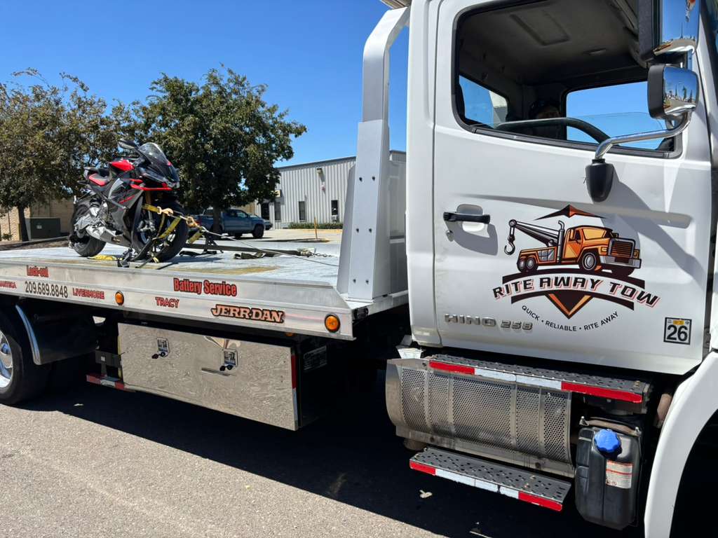 Rite Away Tow truck and crew photo #44