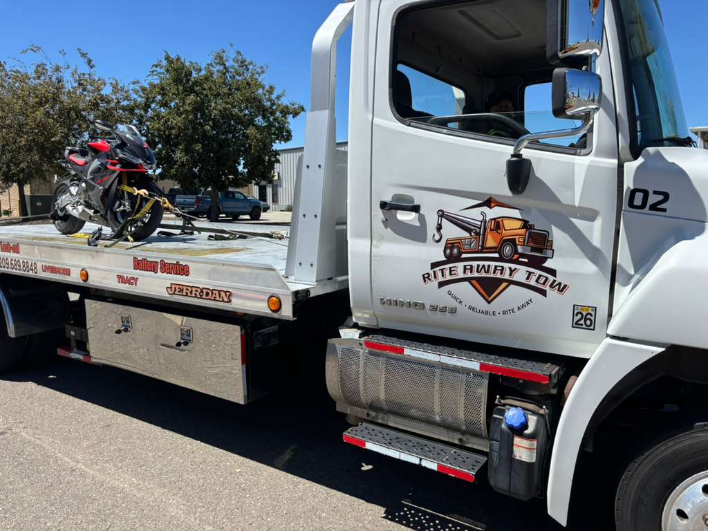 Rite Away Tow truck and crew photo #43