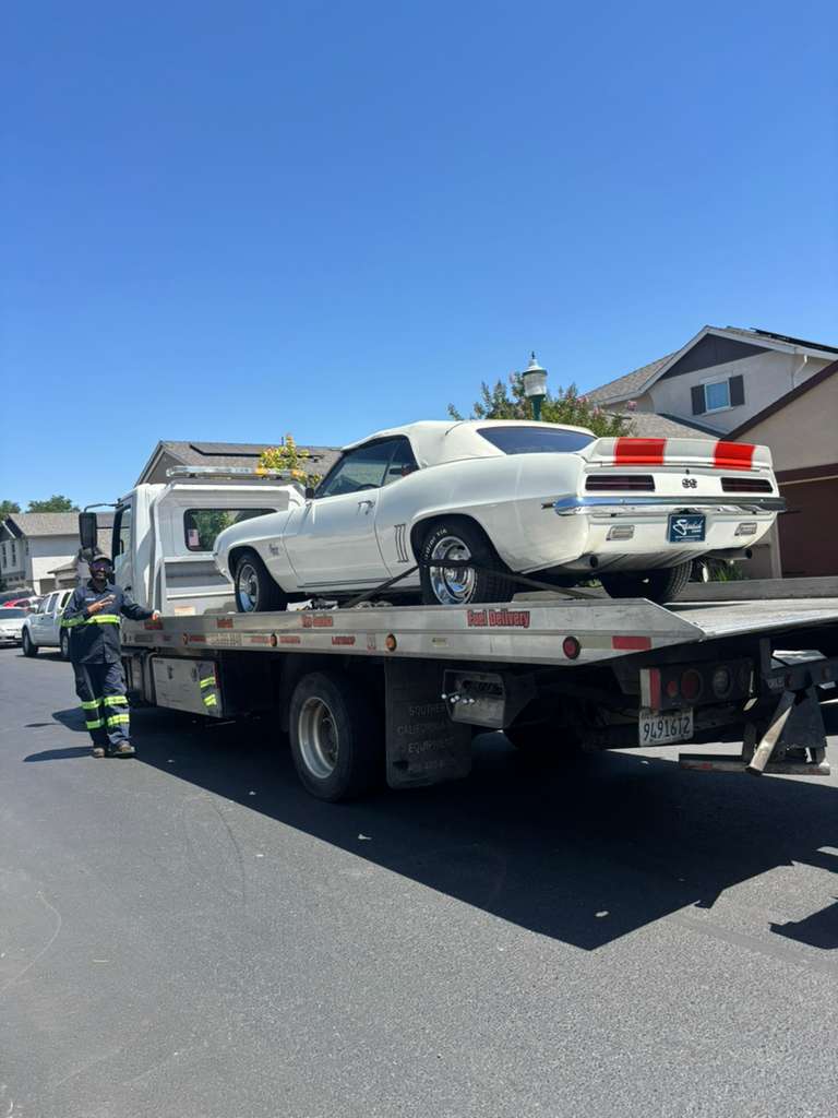 Rite Away Tow truck and crew photo #8