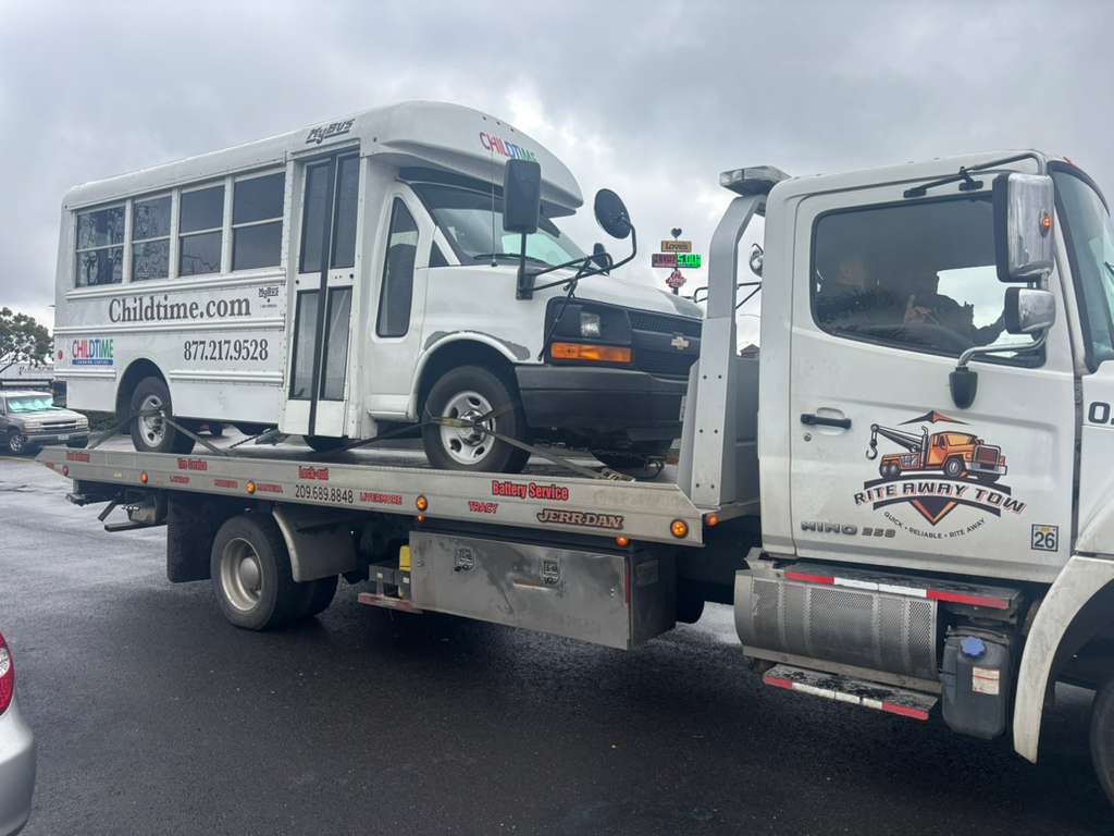 Rite Away Tow truck and crew photo #78