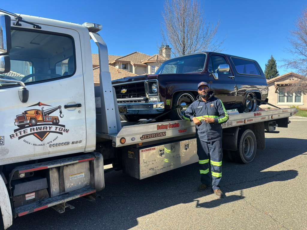 Rite Away Tow truck and crew photo #60