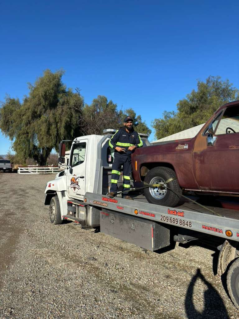 Rite Away Tow truck and crew photo #72