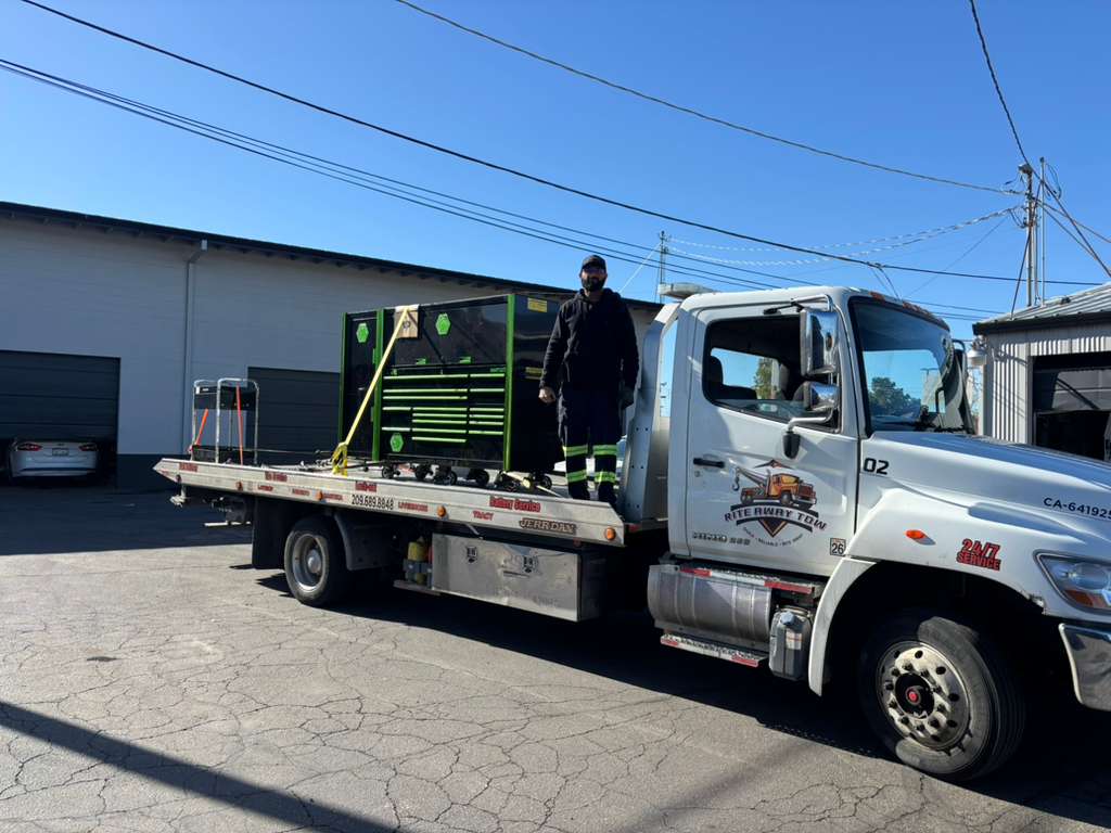 Rite Away Tow truck and crew photo #57