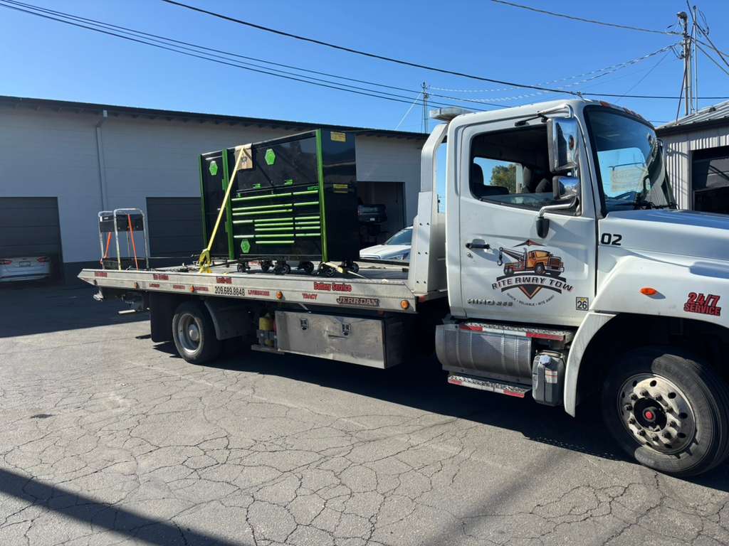 Rite Away Tow truck and crew photo #30