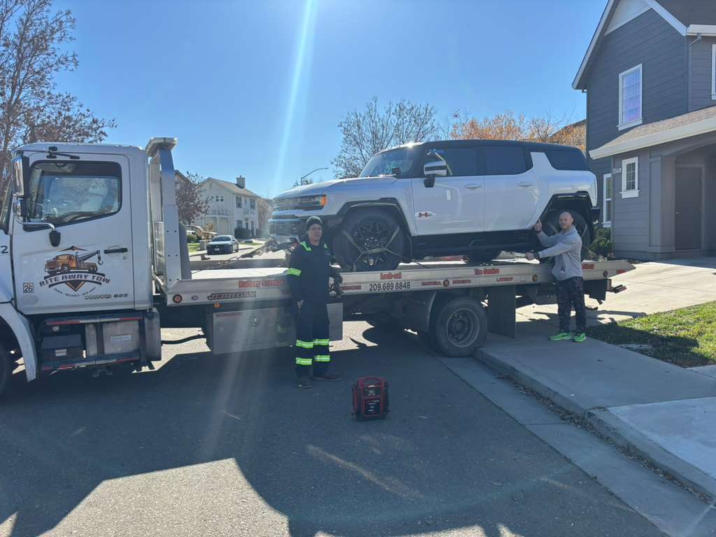 Rite Away Tow truck and crew photo #64
