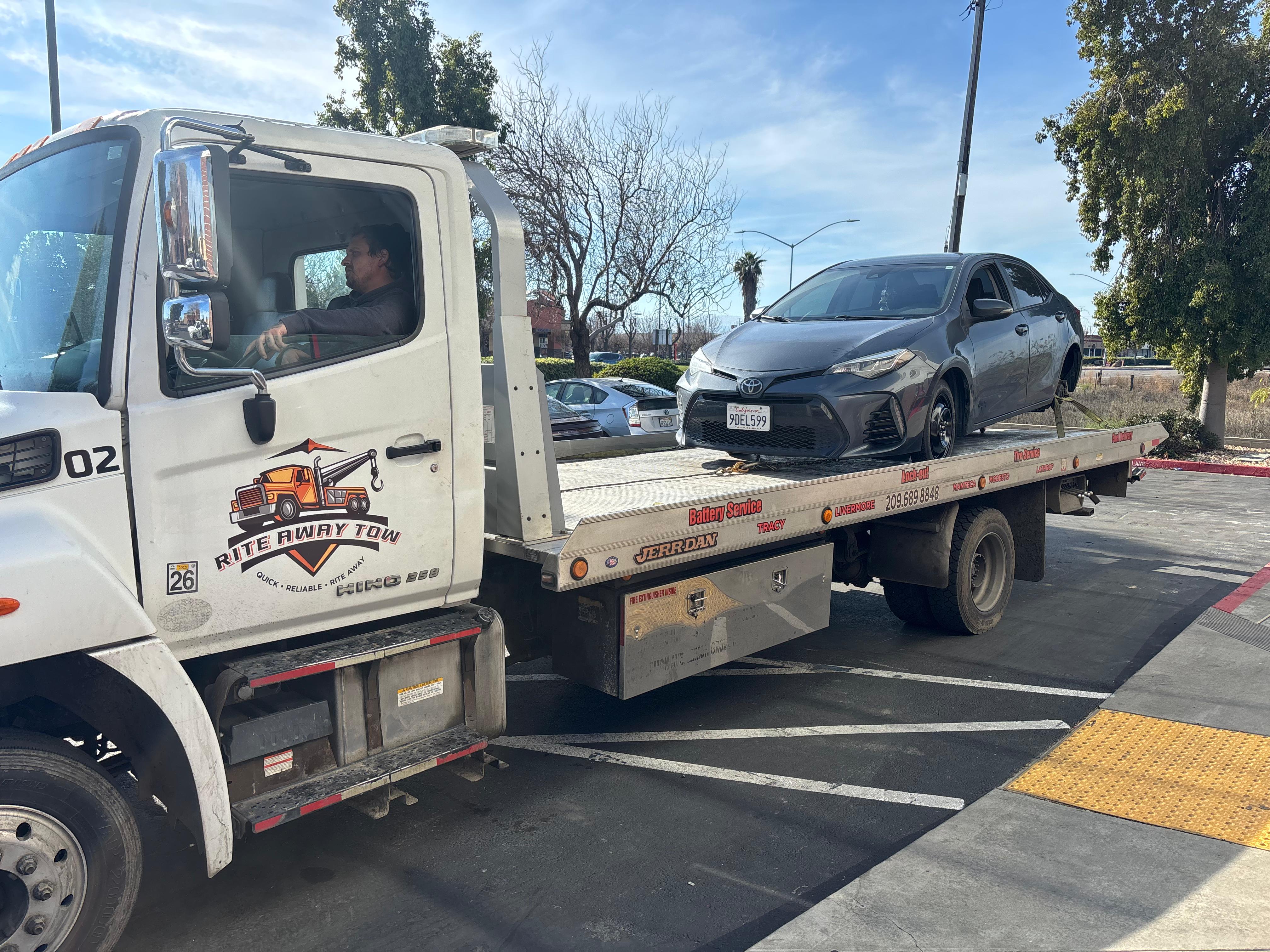 Rite Away Tow truck and crew photo #97