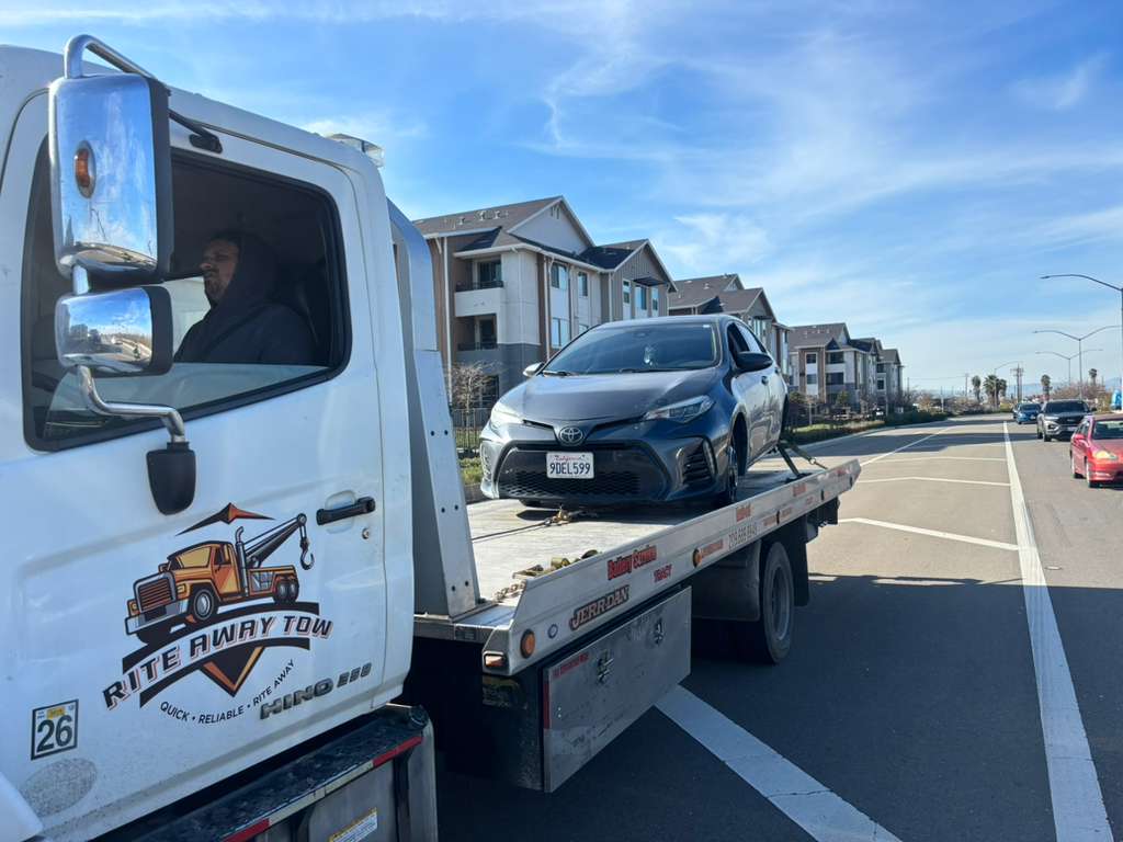 Rite Away Tow truck and crew photo #59