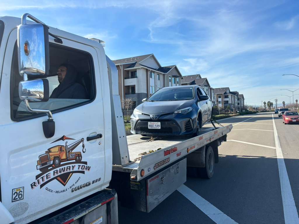 Rite Away Tow truck and crew photo #36