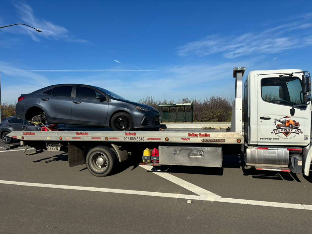 Rite Away Tow truck and crew photo #23