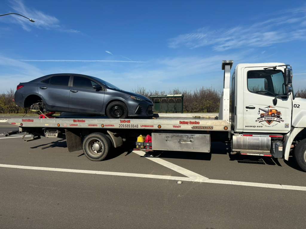 Rite Away Tow truck and crew photo #18